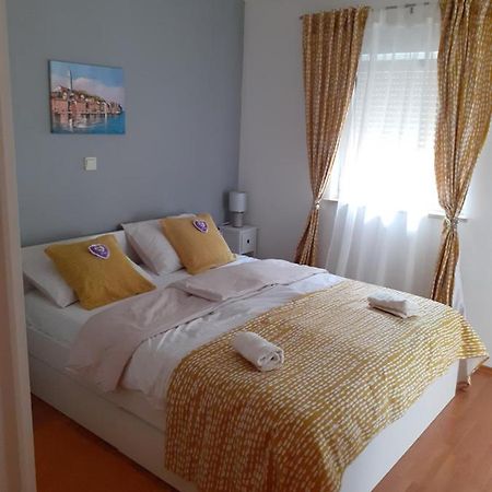 Lola Apartmani ロヴィニ エクステリア 写真