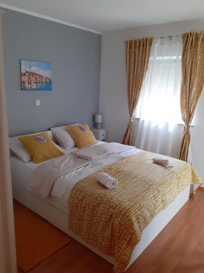 Lola Apartmani ロヴィニ エクステリア 写真