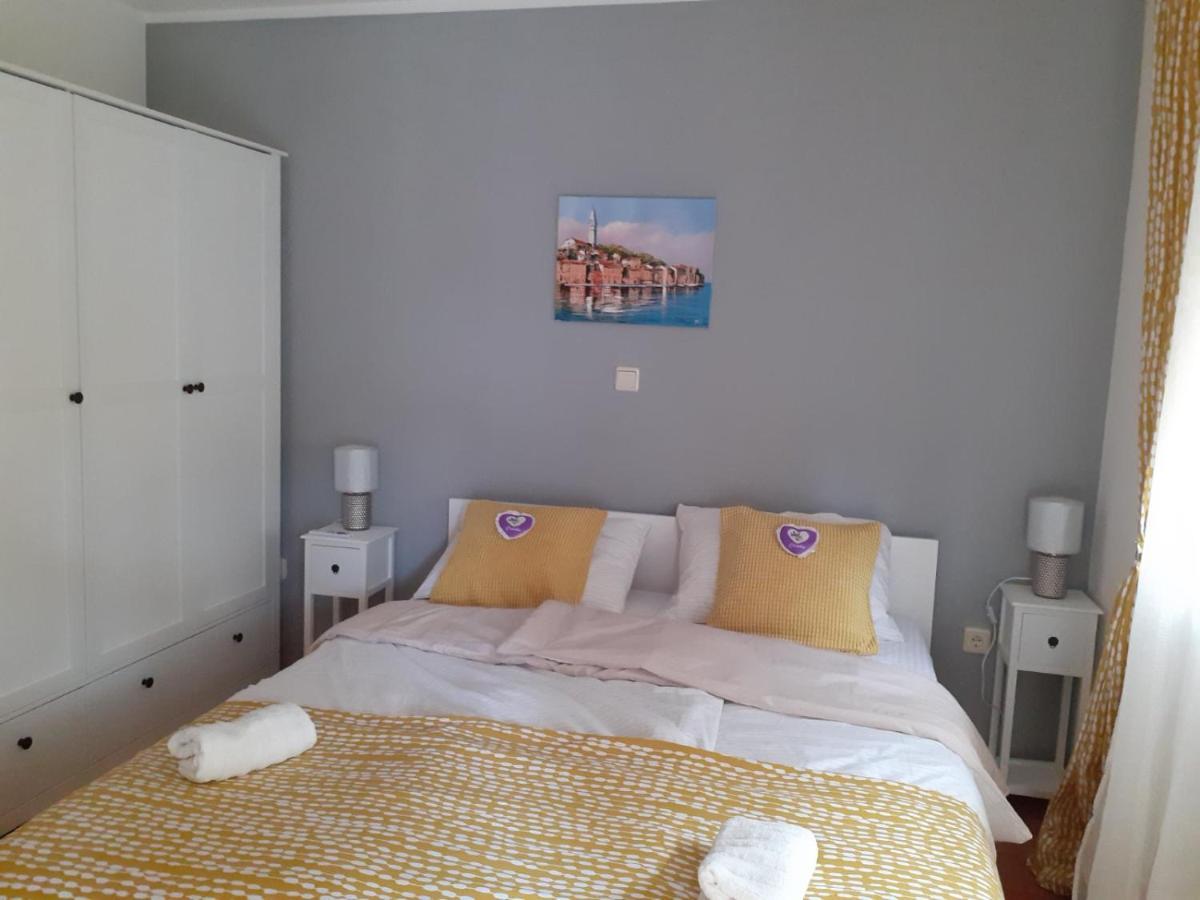 Lola Apartmani ロヴィニ エクステリア 写真